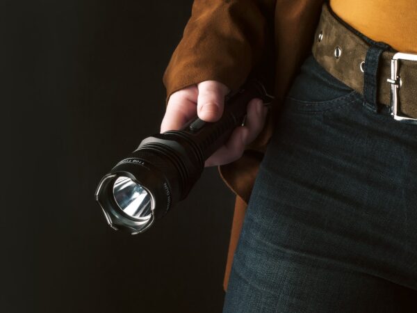 Lanterna Tática x Lanterna EDC: Qual escolher conforme o cenário?