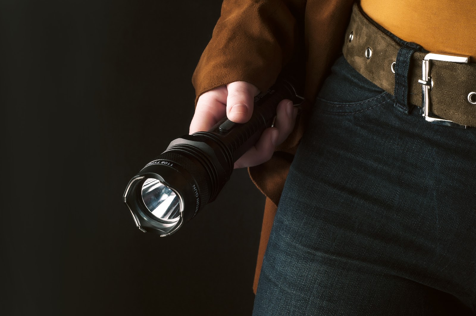 Lanterna Tática x Lanterna EDC: Qual escolher conforme o cenário?