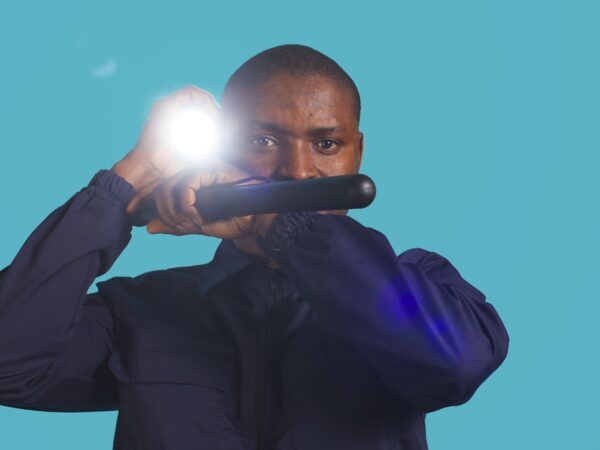 Como escolher a bateria recarregável perfeita para sua lanterna tática